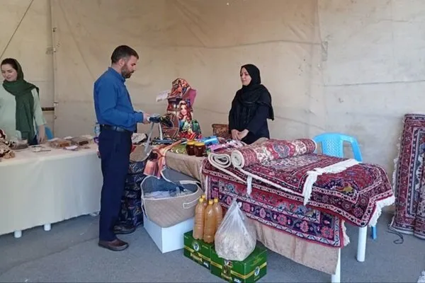 نمایشگاه صنایعدستی درگزین همزمان با هفته گردشگری برپا شد