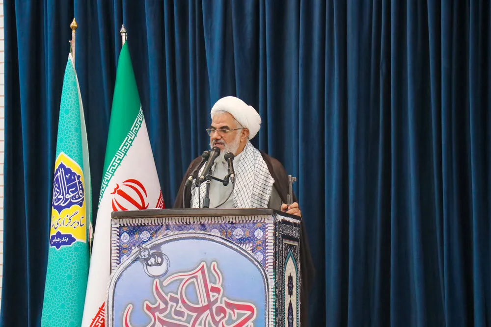 امام جمعه بندرعباس: امنیت کشور را مدیون نیروهای نظامی و مردم هستیم