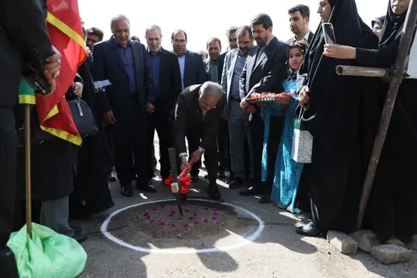 عملیات اجرایی ساخت نمازخانه مدرسه «معلم» اسدآباد آغاز شد