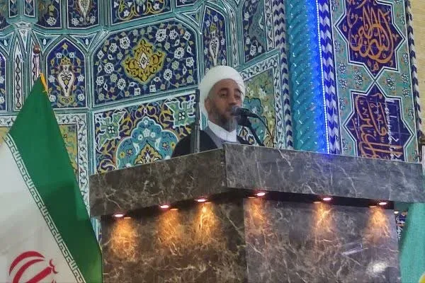 امام جمعه بم: دشمن با ابزار رسانهای به دنبال فریب نسل جوان است