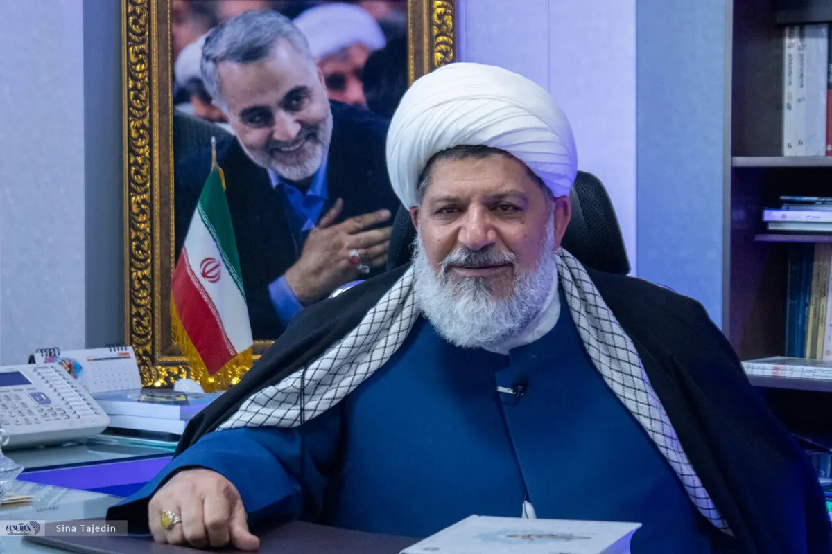 کتابخوانی آیتالله سید مجتبی خامنهای به روایت رئیس سازمان عقیدتی سیاسی فراجا؛ کتابخوان حرفهای هستند/ ماجرای ۶ جلد کتاب خاطرات شهدا و درخواست رهبری