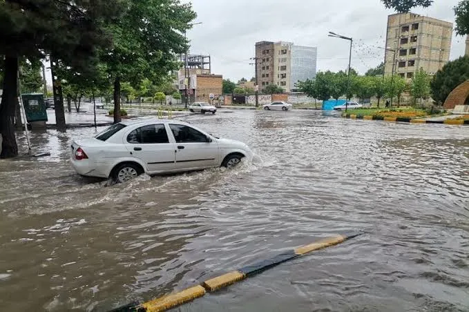 آبگرفتگی معابر سلماس و برخورد زنجیرهای ۱۰ خودرو در جاده ارومیه