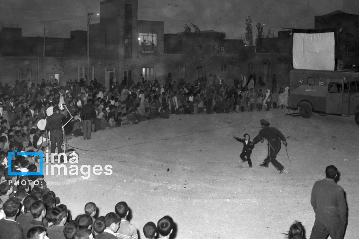 تصاویر: سینمای سیار در نازی‌آباد تهران، ۱۳۴۳
