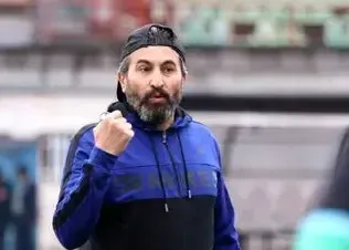 با او اختلاف دارم اما شماره یک ایران است/ لطیفی:حتما بیرانوند را به استقلال بیاورید!