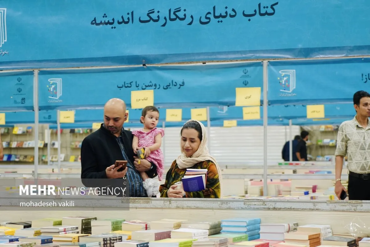 حسینی: کتاب باید در سبد هزینه‌های خانوار جایگاه ویژه‌ای داشته باشد