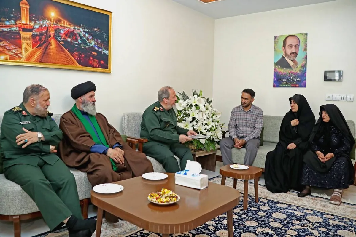 سرپرست وزارت دفاع با خانواده شهید علی فولادوند دیدار کرد