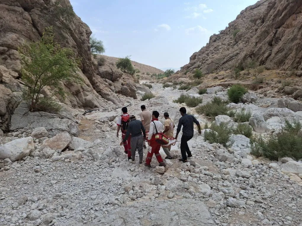 نجات جان نوجوان ۱۲ ساله در سقوط به دره تنگ رغز داراب فارس
