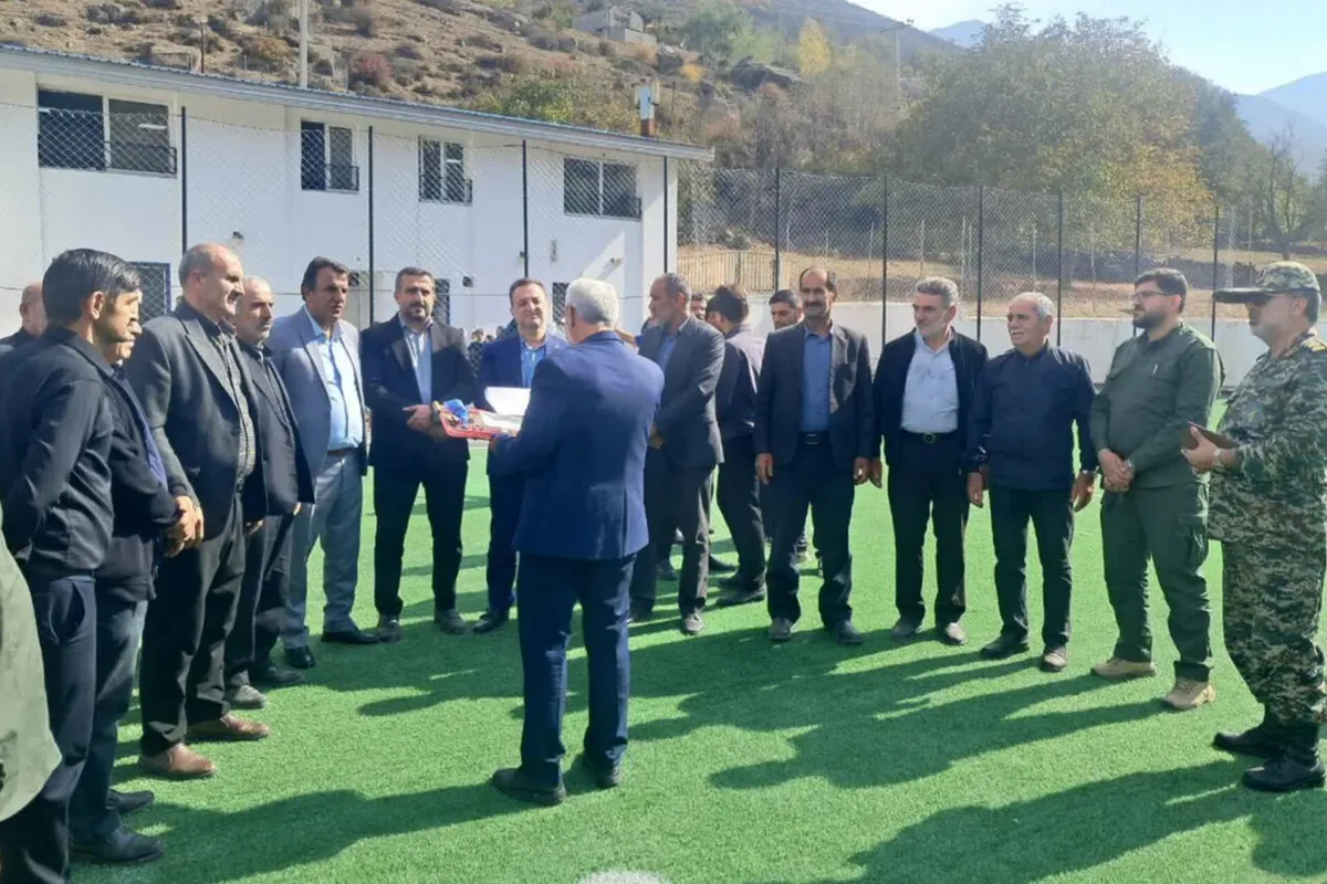 زمین چمن مصنوعی مدرسه روستای ورازان بلده به بهره‌برداری رسید