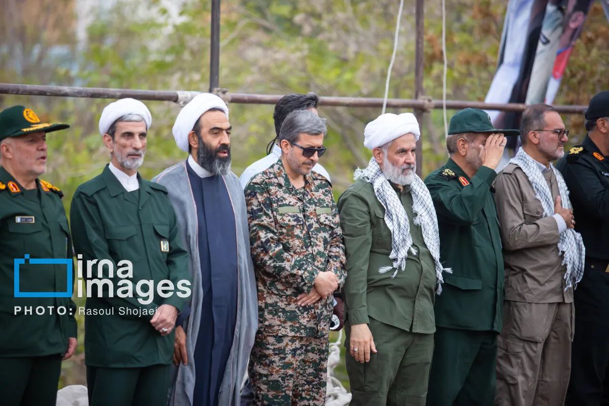 زنان با باتوم، اسلحه و کلت در رزمایش جانفدایان/ حسین طائب بدون لباس روحانیت/ تصویر «سرباز در گهواره امام مجتبی خامنهای»/ نقدعلی هم بود + عکس