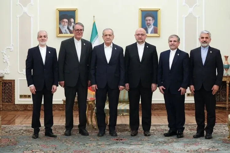 پزشکیان خطاب به سفرای جدید امارات، ایتالیا، یونان، اوگاندا و سنگال: اگر همکاریهای ما با کشورهای منطقه تقویت شود، میتوانیم مجلس مشترک اسلامی داشته باشیم تا امنیت را در منطقه فراهم کند/ حامل پیام برادری، دوستی و وحدت باشید/ ضرورت دارد از دعواهای مذهبی و دینی پرهیز کنیم