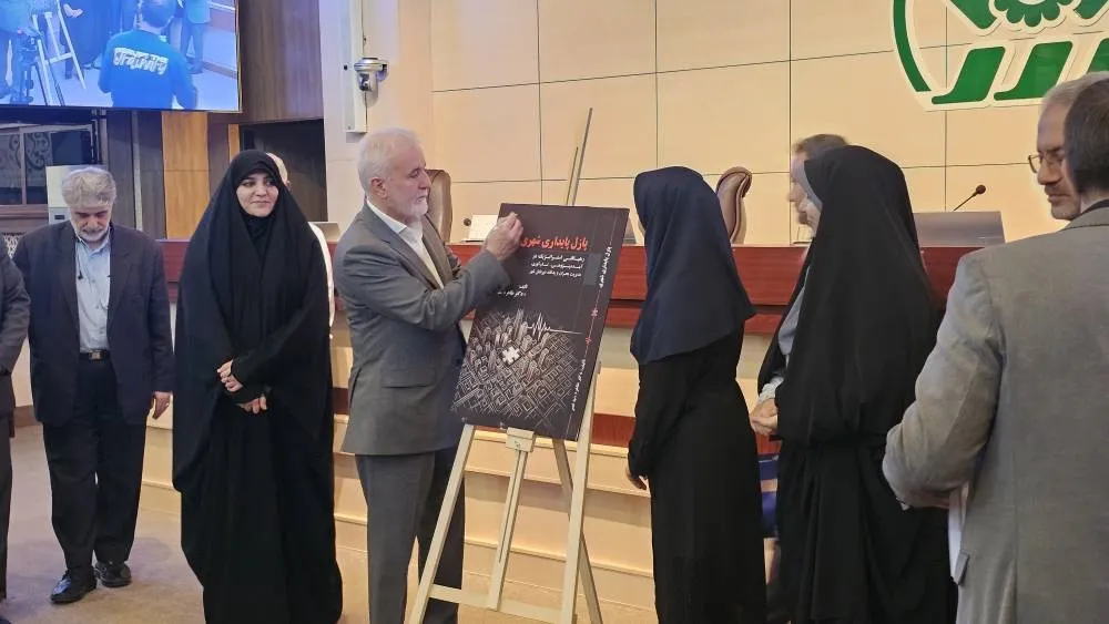 رونمایی از کتاب پازل پایداری شهری در صحن شورای شهر شیراز