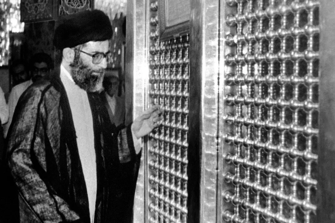 حضور رهبر شهید در حرم حضرت زینب(س)/ بوسه آیت الله سید علی خامنه‌ای بر ضریح + تصاویر