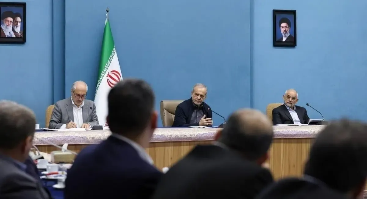 پزشکیان: موانع فعالیت کسبوکارها و تولیدکنندگان را برطرف میکنیم