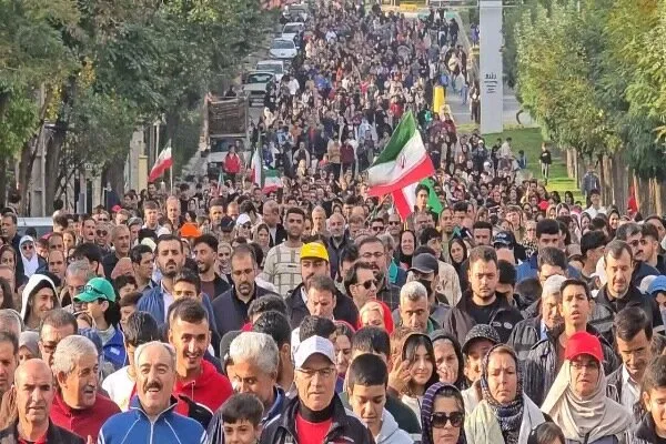 همایش پیادهروی خانوادگی سقز با حضور گسترده مردم برگزار شد