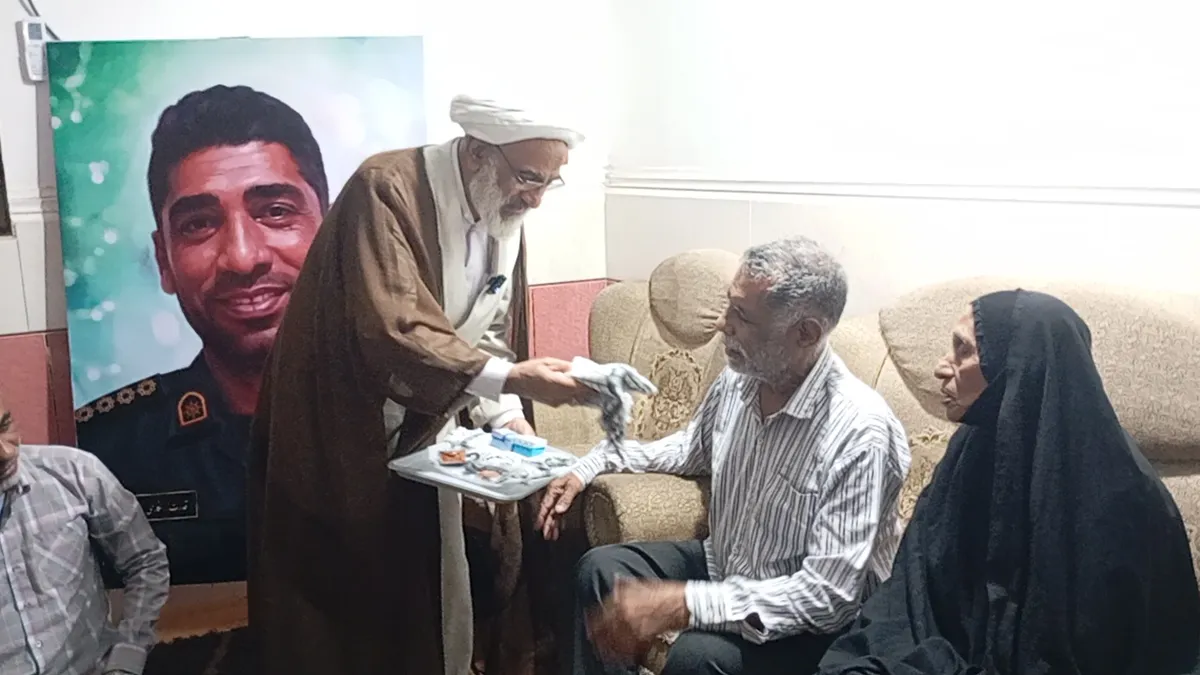 تجلیل نماینده ولی فقیه در سپاه از خانواده شهید مدافع تنگه هرمز