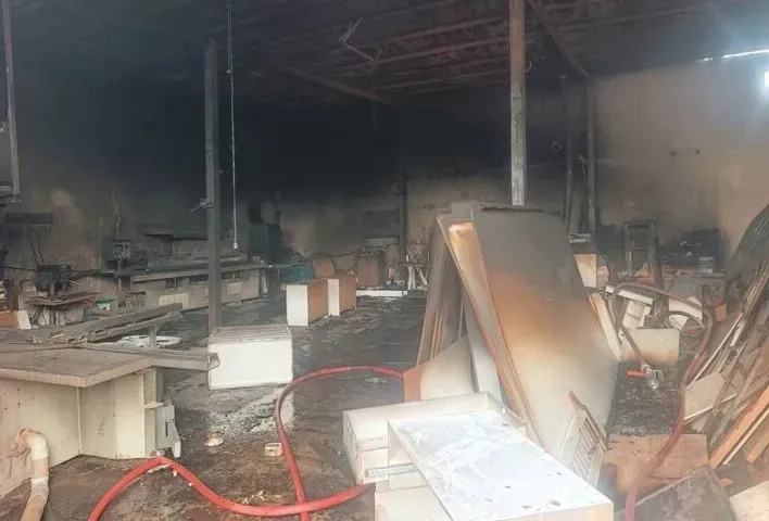 آتش‌سوزی در کارگاه تولید مصنوعات چوبی در شهرک ولیعصر تهران / حادثه مصدوم و تلفات جانی نداشت
