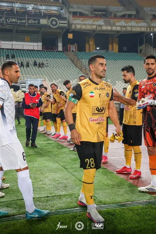 سپاهان، فجر سپاسی را گلباران کرد
