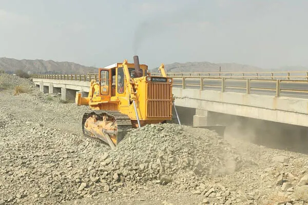 اجرای عملیات راهداری و مرمت راههای روستایی شهرستان رودان در هرمزگان