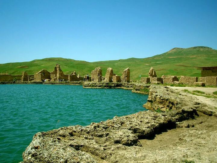 تماشای شکوه ایران باستان در تخت سلیمان