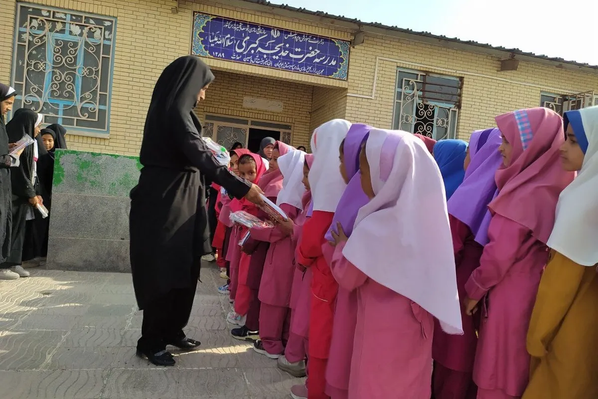 توزیع ۵۰۰ بسته نوشت افزار میان دانشآموزان دلگان