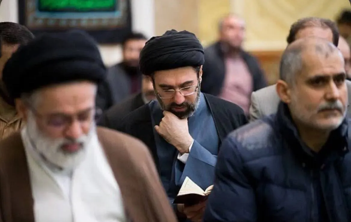 آیتالله سیدمجتبی خامنهای: پیمودن پلّههای ارتقاء در بارگاه الهی باید از خدا خواسته شود، کسی نمیتواند خودش این کار را بکند/ تاکید بر احسان به والدین