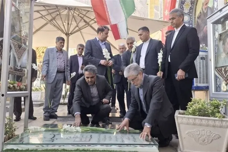 ادای احترام وزیر علوم به شهید سلیمانی در آغاز سفر به کرمان