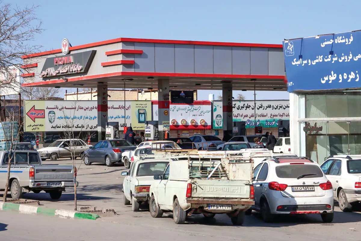 زائران مشهد در صف بنزین