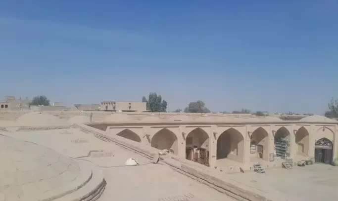 آغاز عملیات ایمنسازی و پاکسازی پشتبام کاروانسرای شاهعباسی میبد