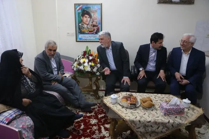 وزیر فرهنگ و ارشاد اسلامی با خانواده شهید احمد گریوانی دیدار کرد