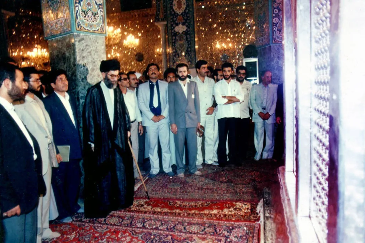 حضور رهبر شهید در حرم حضرت زینب(س)/ بوسه آیت الله سید علی خامنه‌ای بر ضریح + تصاویر