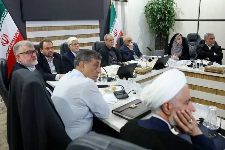 پزشکیان: شرط ایستادگی در برابر غرب تحمل سختی است / مصرف برق، گاز، آب و بنزین را کم می کنیم / لازم شود مجموعههای فرهنگی و ورزشی را می بندیم