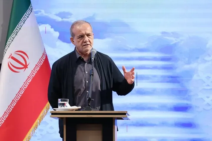 پزشکیان: جنگی که اکنون با آن مواجهیم، صرفاً با تفنگ و موشک حل نمی‌شود؛ اگرچه آن تهدیدها هم وجود دارد، اما بدتر از آن، وضعیت اقتصادی است که رقم زده‌اند