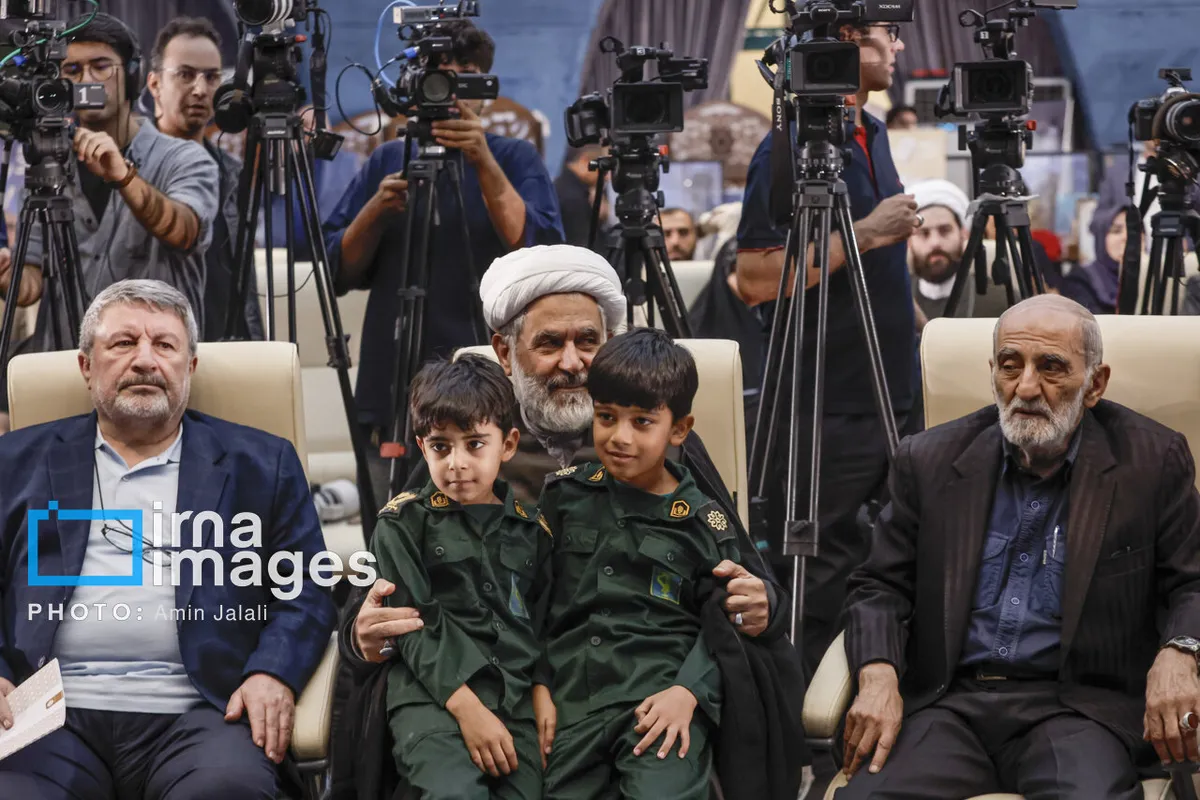 طائب و شریعتمداری و معاون پزشکیان در اختتامیه جشنواره رسانهای «ابوذر»/ داماد حدادعادل و وحید جلیلی هم بودند/ سپاهیان کوچک در آغوش حسین طائب + تصاویر