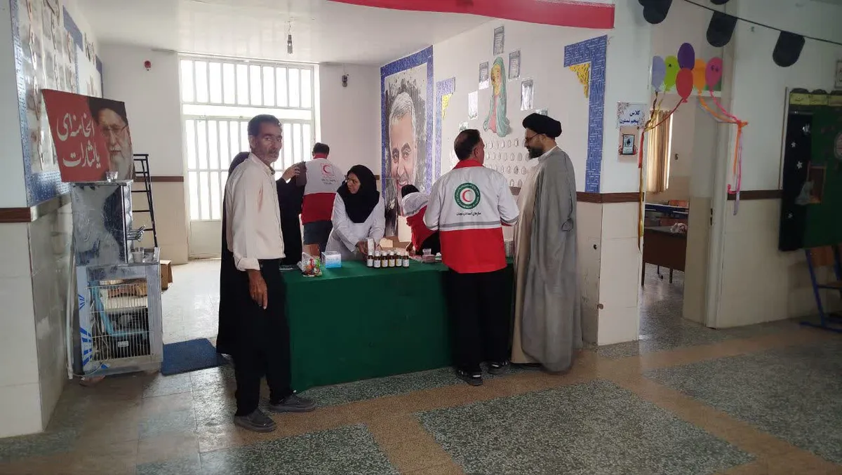 ویزیت رایگان بیماران در روستای کریم آباد بهادران