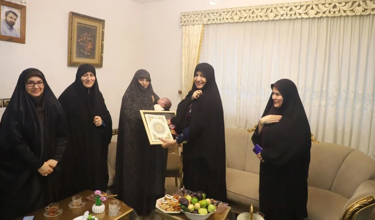 دیدار رئیس مرکز امور زنان و خانواده وزارت کشور با خانواده شهید صادق زرین در رشت