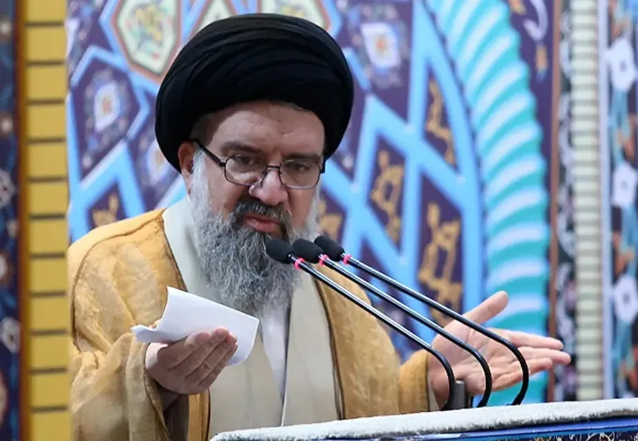 احمد خاتمی: رزمندهای دید که ۳ کشتی در تنگه هرمز تخلف کرده و از راهی که نباید رفته است لذا آنها را هدف قرار داد و زد، دستش هم درد نکند