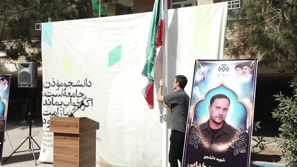 اهتزاز پرچم اقتدار همزمان با سراسر کشور در دانشگاههای قم