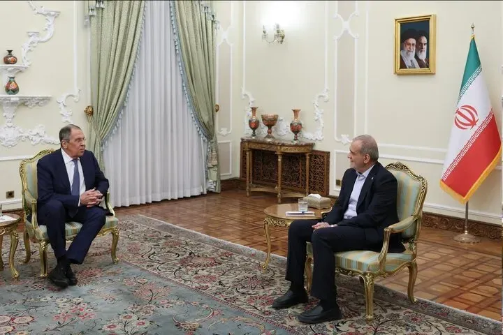 پزشکیان در دیدار با وزیر خارجه روسیه: ایران هیچ اختلاف بنیادینی با کشورهای منطقه ندارد؛ آمادهایم مسائل و چالشهای موجود را از طریق گفتوگو، تفاهم و سازوکارهای منطقهای حلوفصل کنیم / روسیه و چین از ظرفیتهای قابلتوجهی برای توسعه همکاریهای اقتصادی، سیاسی و امنیتی برخوردارند / لاوروف: تداوم رایز