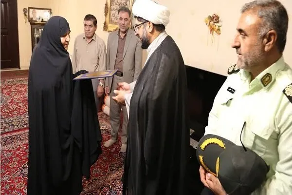 تکریم مسئولان دانشگاه لرستان از مادر شهید «سیدنادر جهانبخت»