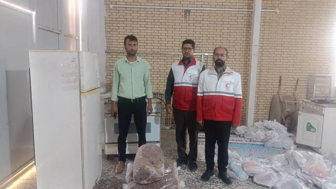 اهدای لوازم خانگی به خانوادههای کم برخوردار در زریندشت فارس