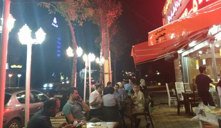 پلیس اماکن: خیابان‌های سنایی و ایرانشهر تهران به محلی برای دوردور و بساط‌گستری تبدیل شده / برخی واحد‌های صنفی تصور می‌کنند پیاده‌رو جزو ملک آنهاست و خدمات خود را در این فضا ارائه می‌کنند / ارائه قلیان و اجرای موسیقی زنده در کافه‌ها ممنوع است / چنانچه متصدی یک واحد صنفی به تخلفات خود ادامه دهد، پروان