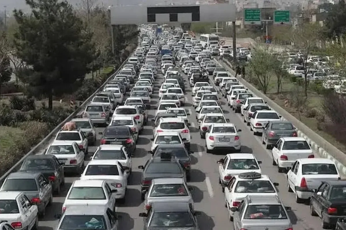 وضعیت جادهها و راهها، امروز ۱۳ مهر ۱۴۰۵؛ ترافیک نیمهسنگین در محورهای مواصلاتی تهران / بارش باران در اردبیل و گیلان