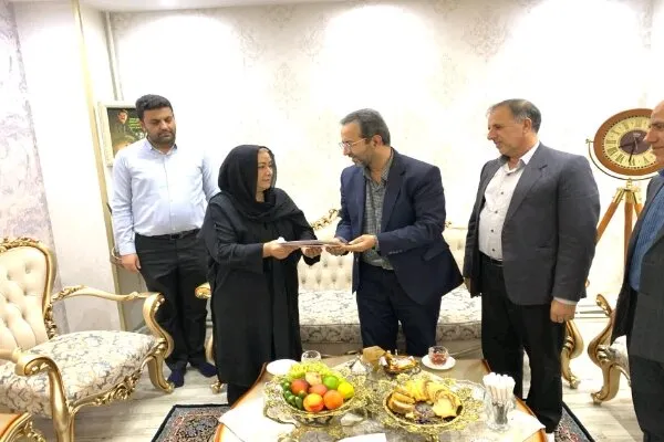 باقرنژاد: دیدار با خانواده شهدای سلامت کمترین وظیفه مسئولان است