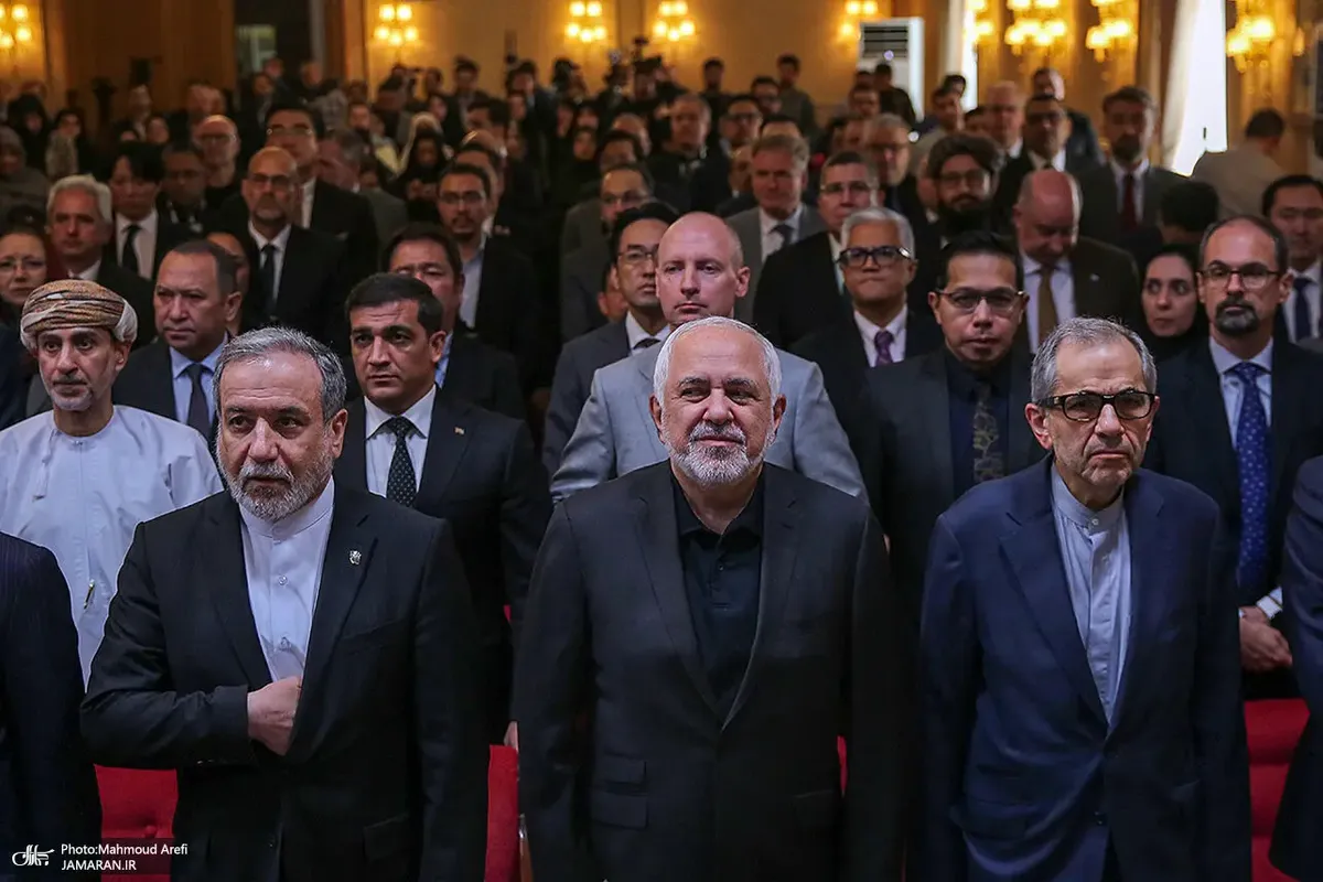 تصاویر؛ خندههای ظریف در کنار عراقچی در مراسم بزرگداشت کمال خرازی