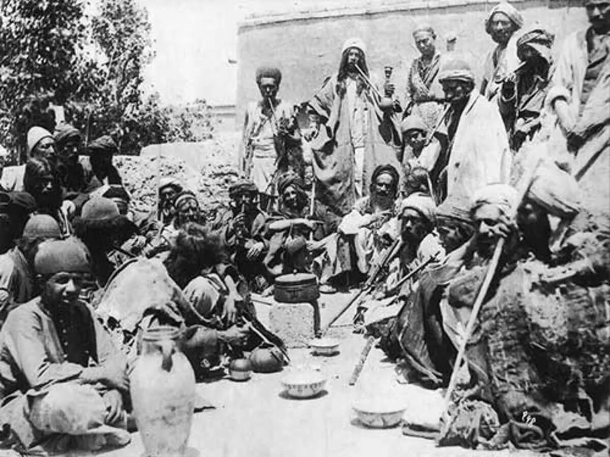 ماجرای جالب کبریت‌گدایی در تهران قدیم و سیگارهایی که با سنگ چخماق و ذره‌بین روشن می‌شد