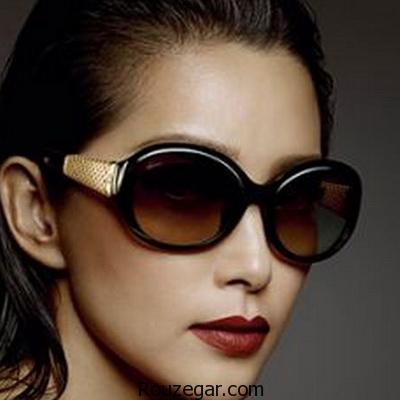 می­شوند. مطالعات نشان داده­اند که آنقدر شعاع UV از اطراف قاب عینکهای معمولی وارد چشم می­شوند که می­توانند اثر سودبخش عدسیهای حفاظت کننده را کاهش دهد. از این نظر عینکهای آفتابی کمربندی که قاب بزرگی دارند و چشم را از تمامی زاویه­ها حفاظت می­کنند مفیدند. ‎عینکهای سایه روشن (Gradient) رنگ عدسیهای سایه روشن از بالا به پایین و یا از بالا و پایین تا وسط تغییر می­کند و در واقع سایه روشن می­شود. عدسیهای سایه روشن تک سایه ( تیره در بالا و روش­تر در پایین ) می­توانند خیرگی نور آسمان را از بین برده و در عین حال امکان دید مناسبی را از قسمت پایینی فراهم ­کنند. این عینکها برای ورزش شیرجه هم مناسب هستند زیرا جلوی دید شما از تخته شیرجه را تاریک نمی­کنند. ولی عینکهای مزبور برای شرایط برفی و یا در ساحل دریا مناسب نیستند، خصوصاً اگر قسمت پایینی آنها روشن باشد. لنزهای سایه روشن دو سایه (تیره در بالا و پایین و روشن در وسط ) ممکن است برای ورزشهایی از قبیل قایقرانی و یا اسکی که شعاعهای نورانی از سطح آب یا برف برمی­گردد مناسب تر باشند. ‎عینکهای فتوکرومیک  یک عینک فتوکرومیک بطور اتوماتیک در نور درخشان تیره شده و در نور کم روشن­تر می­شود. در اکثر موارد تیره شدن عینک ظرف نیم دقیقیه صورت می­گیرد و حال آنکه روشن­تر شدن آن حدود 5 دقیقه طول می­کشد. از نظر رنگ نیز بصورت یکنواخت و یا سایه روشن عرضه می­شوند. گرچه عینکهای فتوکرومیک ممکن است از نظر جذب UV عینکهای آفتابی خوبی باشند، ولی ممکن است برای انطباق آنها با شرایط مختلف نوری مدت زمانی بطور ناخواسته صرف شود. ‎عینکهای تراش داده شده و صیقلی  بعضی عینکهای غیر طبی توسط کارخانه­های سازنده­شان طوری تراش داده وصیقل می­شوند که کیفیت نهایی عدسی آنها تا حد مناسبی ارتقا یابد. البته عینکهایی که از تراش و صیقلی بودن مناسبی برخوردار نیستند به چشم شما آسیبی نمی­زنند. قبل از هر چیز مطمین شوید که عدسی عینک مورد نظر شما ساخت مناسبی داشته باشد. جهت قضاوت در مورد کیفیت عینک غیر طبی خود، به چیزی مستطیل شکل مثل موزاییک کف اتاق خود نگاه کنید. عینک را در فاصله دلخواه نگاه داشته و یک چشم خود را بپوشانید. عینک را به آهستگی و از یک سمت به سمت دیگر و سپس به بالا و پایین حرکت دهید. اگر خطوط در تمام موقعیت ­ها مستقیم بنظر برسند، عدسی مناسبی را انتخاب کرده­اید. ولی اگر خطوط در هم می­روند، خصوصاً اگر این خطوط در میدان مرکزی عدسی اینگونه بنظر می­رسند، عینک دیگری را امتحان کنید. ‎عینکهای ضد ضربه  تمام عینکهای آفتابی باید معیارهای تعیین شده از سوی انجمن فدرال غذا و داروی آمریکا (FDA) را تضمین نمایند. (در کشور ما تاکنون هیچگونه کنترلی روی عرضه این قبیل عینکها وجود نداشته و ندارد و استفاده از آنها بیشتر جنبه تزیینی داشته تا محافظتی ). هیچ لنزی در واقع نشکستنی نیست، ولی احتمال شکستن عدسیهای پلاستیکی بعد از برخورد یک توپ یا سنگ، نسبت به عدسیهای شیشه­ای کمتر است. جنس اکثر عدسیهای عینکهای آفتابی غیرطبی پلاستیک است. پلاستیک پلی­کربنات که در بسیاری از عینکهای ورزشی مورد استفاده قرار می­گیرد، گرچه سفت است ولی به آسانی نیز خراش برمی­دارد. چنانچه قرار است عدسی از این جنس خریداری نمایید حتماً عینکی را انتخاب کنید که خاصیت ضدخراش داشته باشد. ‎تیرگی لنز یک عدسی متوسط معمولی برای استفاده­های معمولی روزمره مناسب است. ولی اگر قرار است از عینک خود در شرایط کاملاً نورانی و روشن استفاده کنید لنزی تیره­تر را انتخاب نمایید. رنگ و درجه تیرگی لنز به­هیچ وجه معیاری برای میزان توانایی جذب اشعه UV توسط آن عدسی نخواهد بود. بنابراین براساس رنگ عینک نمی­توان از توانایی آن در جذب اشعه­های مضر مطمین شد.