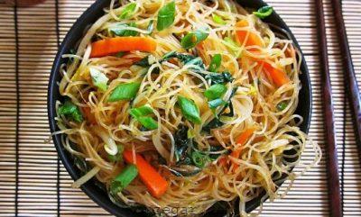 طرز تهیه سالاد نودل سرد سالاد نودل با کاهو