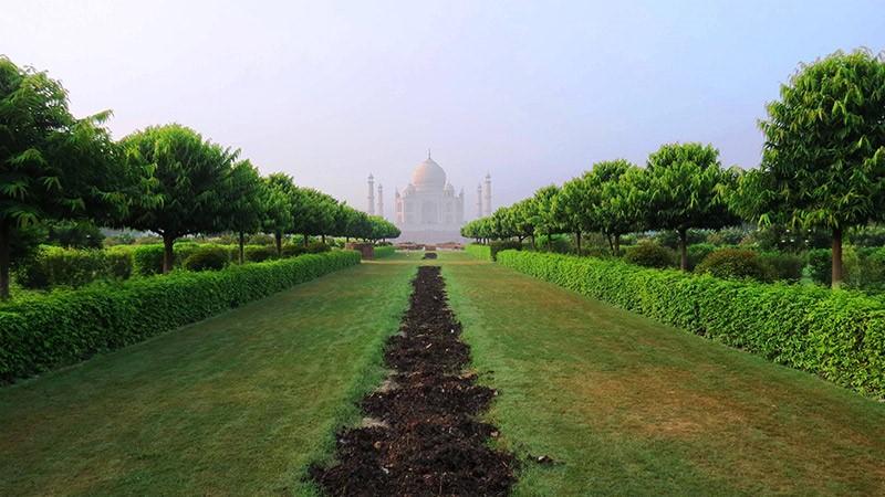 کاخ شیش محل یا کاخ شیشه ای (Shish Mahal)