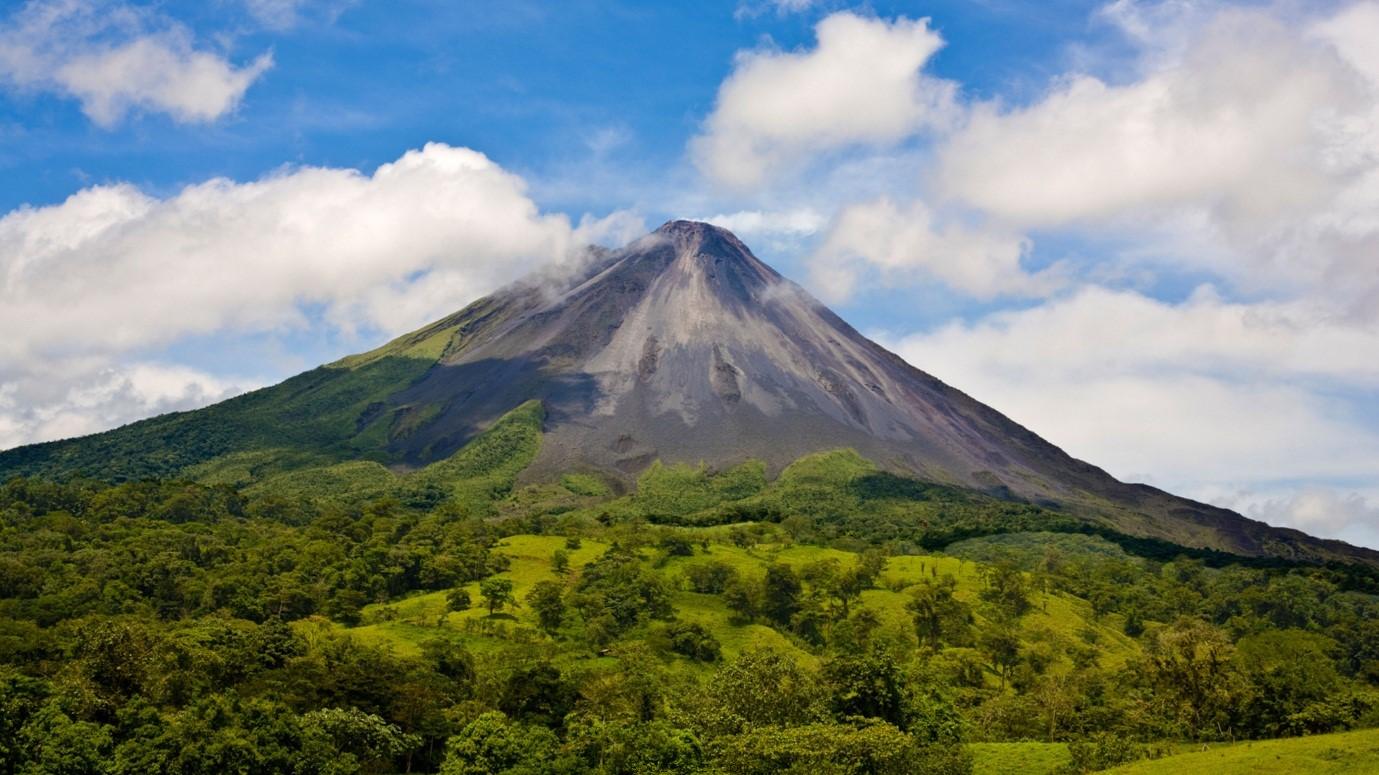 کوه آرنال (Arenal volcano)